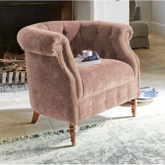 kancelarska zasadacia calunene bezovy zamatovy chesterfield kreslo elegantne burzoazne vila zamok obyvacka nabytok vybavenie.jpg